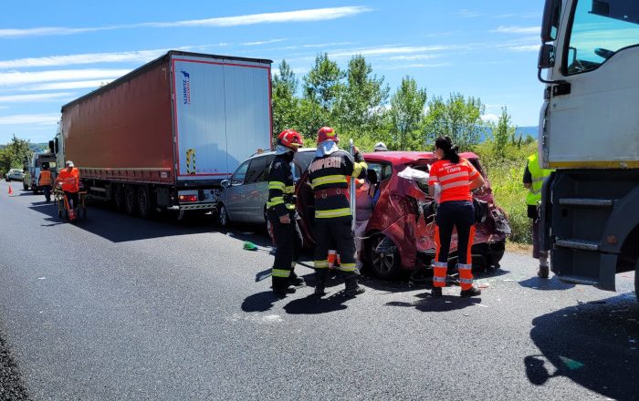 accident doua camioane si doua autoturisme